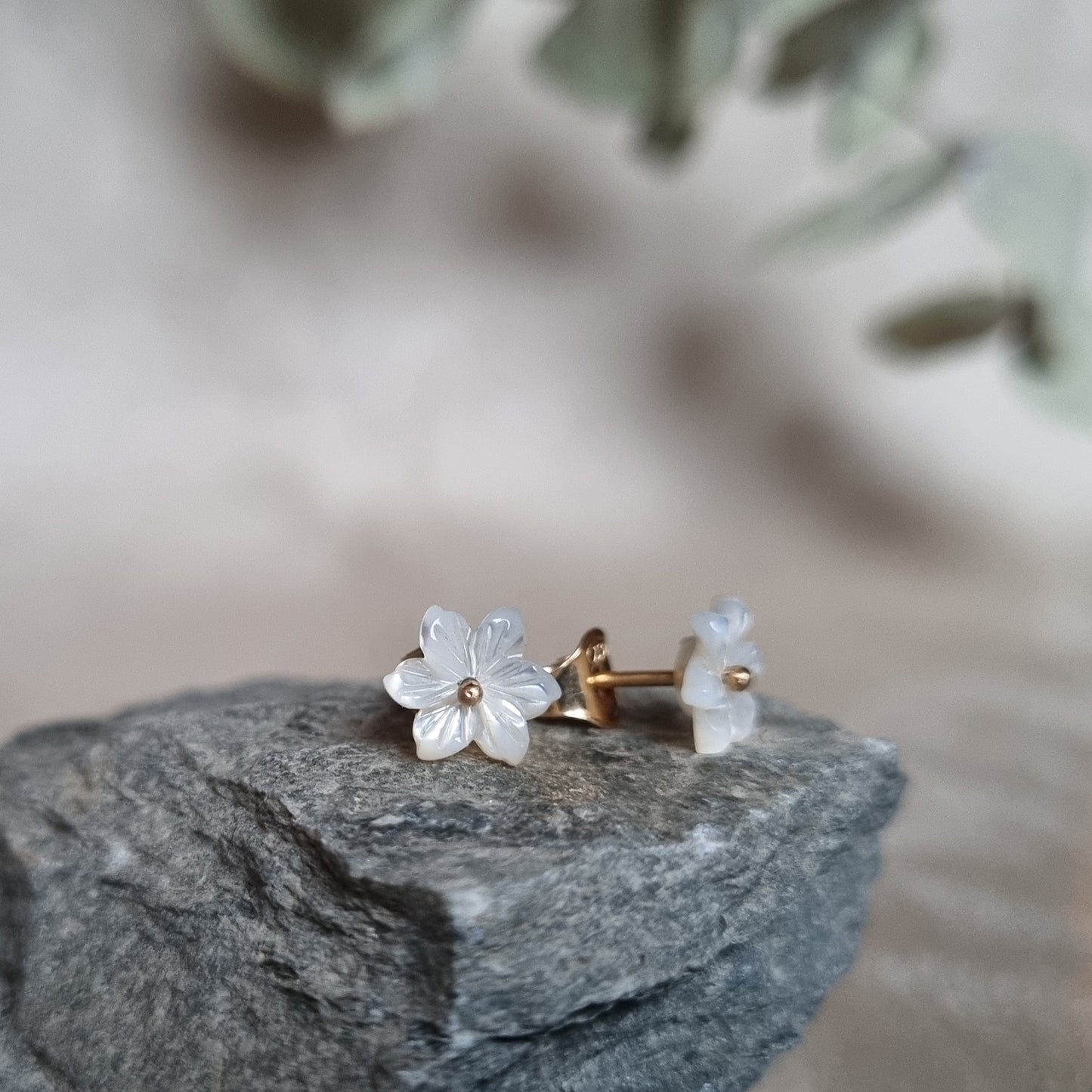 LITEN BLOMMA PÄRLEMOR GULDÖRHÄNGEN STIFT