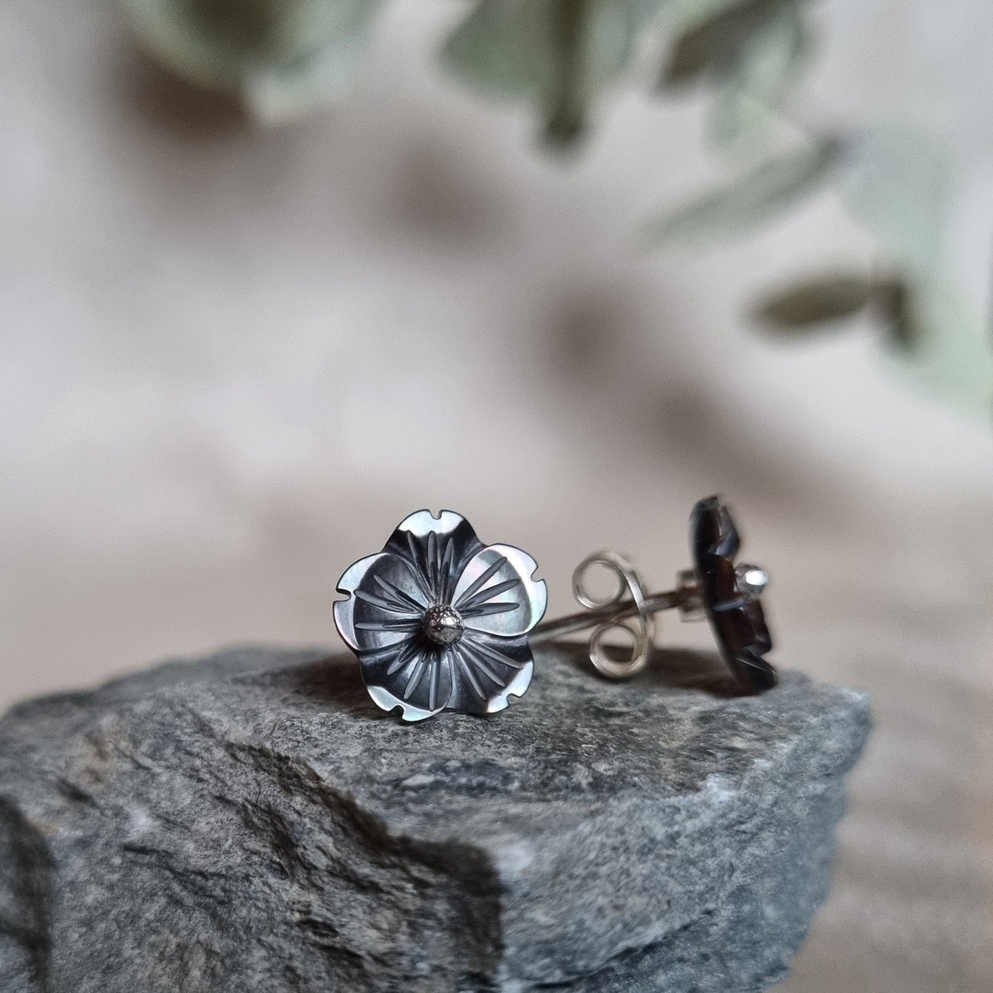 SVART BLOMMA PÄRLEMOR SILVERÖRHÄNGEN STIFT