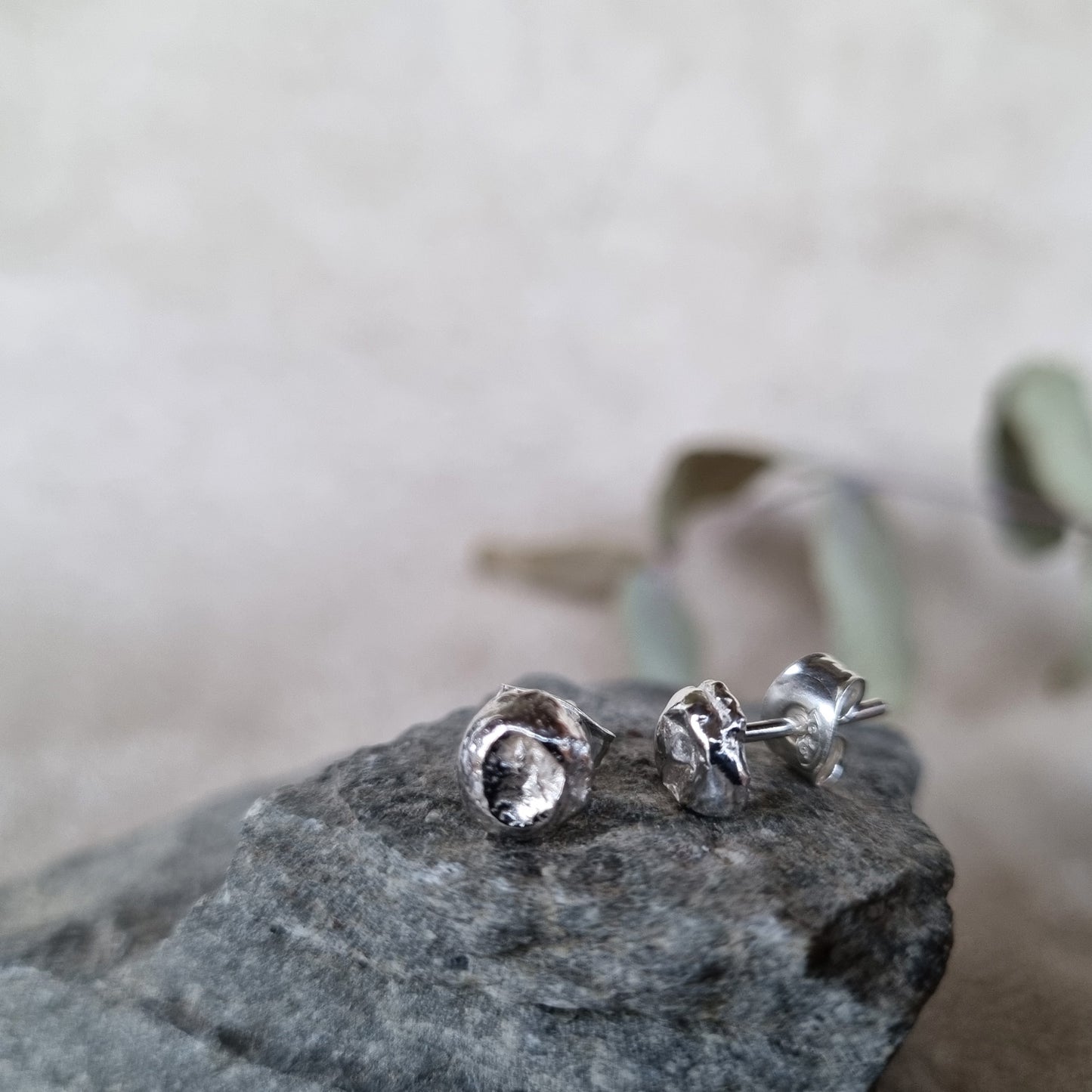 "GRUVSTEN" STIFTÖRHÄNGEN SILVER