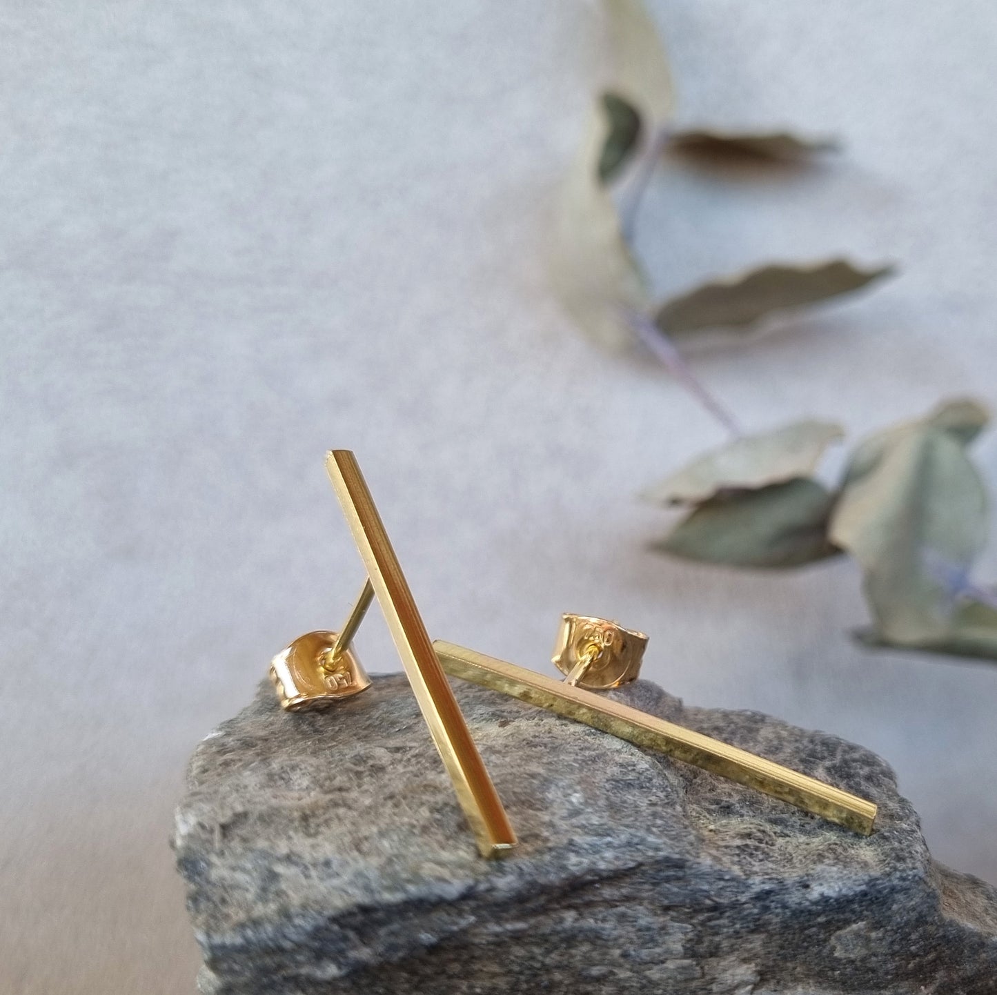 STIFTÖRHÄNGEN STAVAR 18K GULD