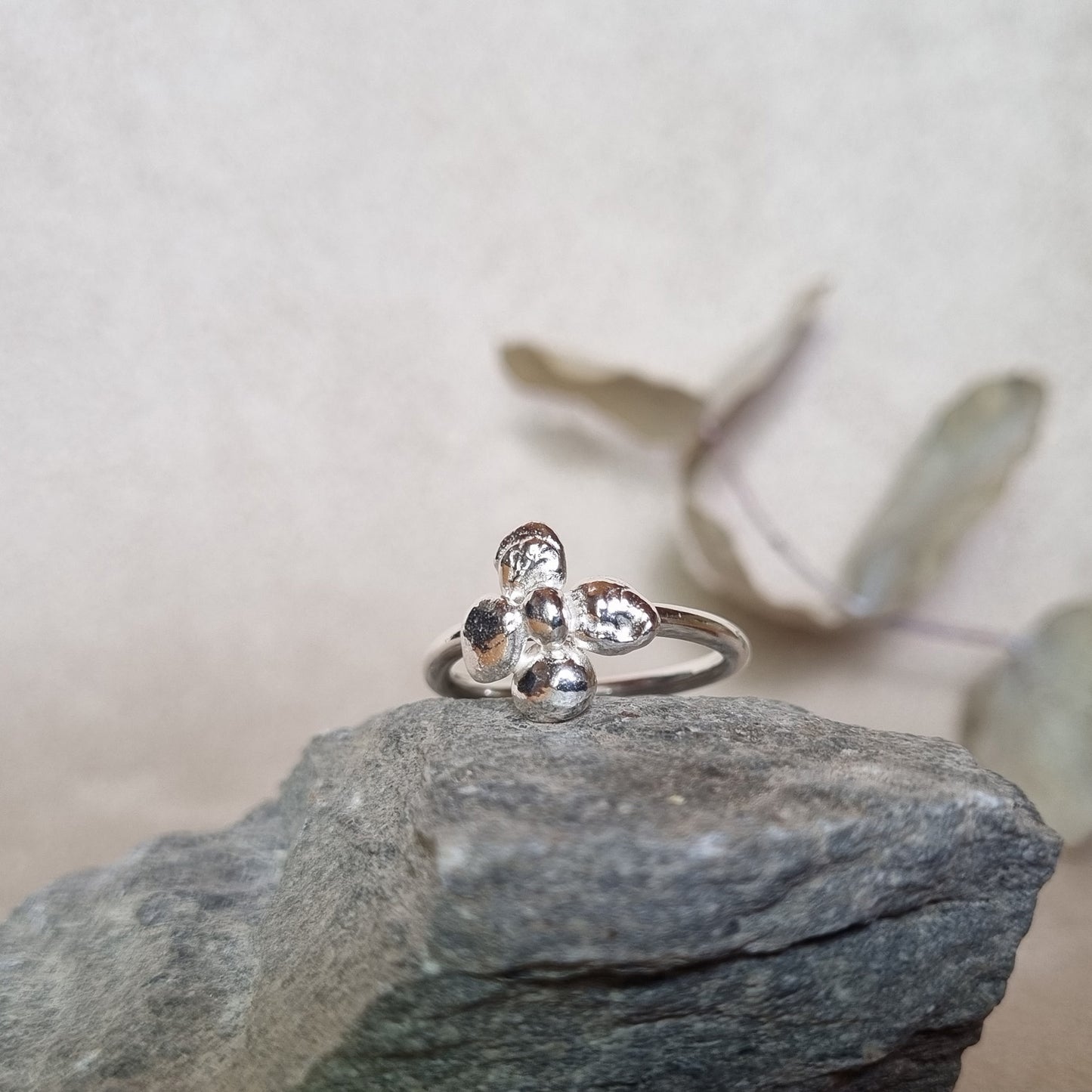 "PERFECTLY IMPERFECT" SILVERRING STOR BLOMMA
