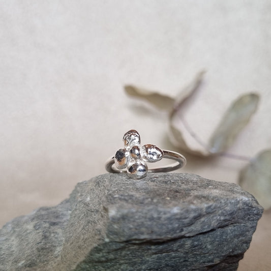 "PERFECTLY IMPERFECT" SILVERRING STOR BLOMMA
