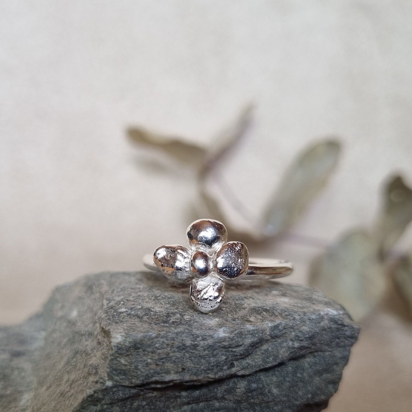 "PERFECTLY IMPERFECT" SILVERRING STOR BLOMMA