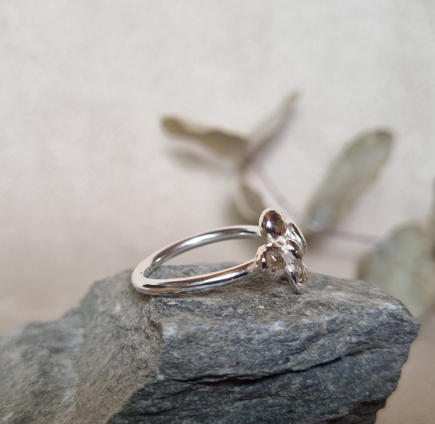 "PERFECTLY IMPERFECT" SILVERRING STOR BLOMMA