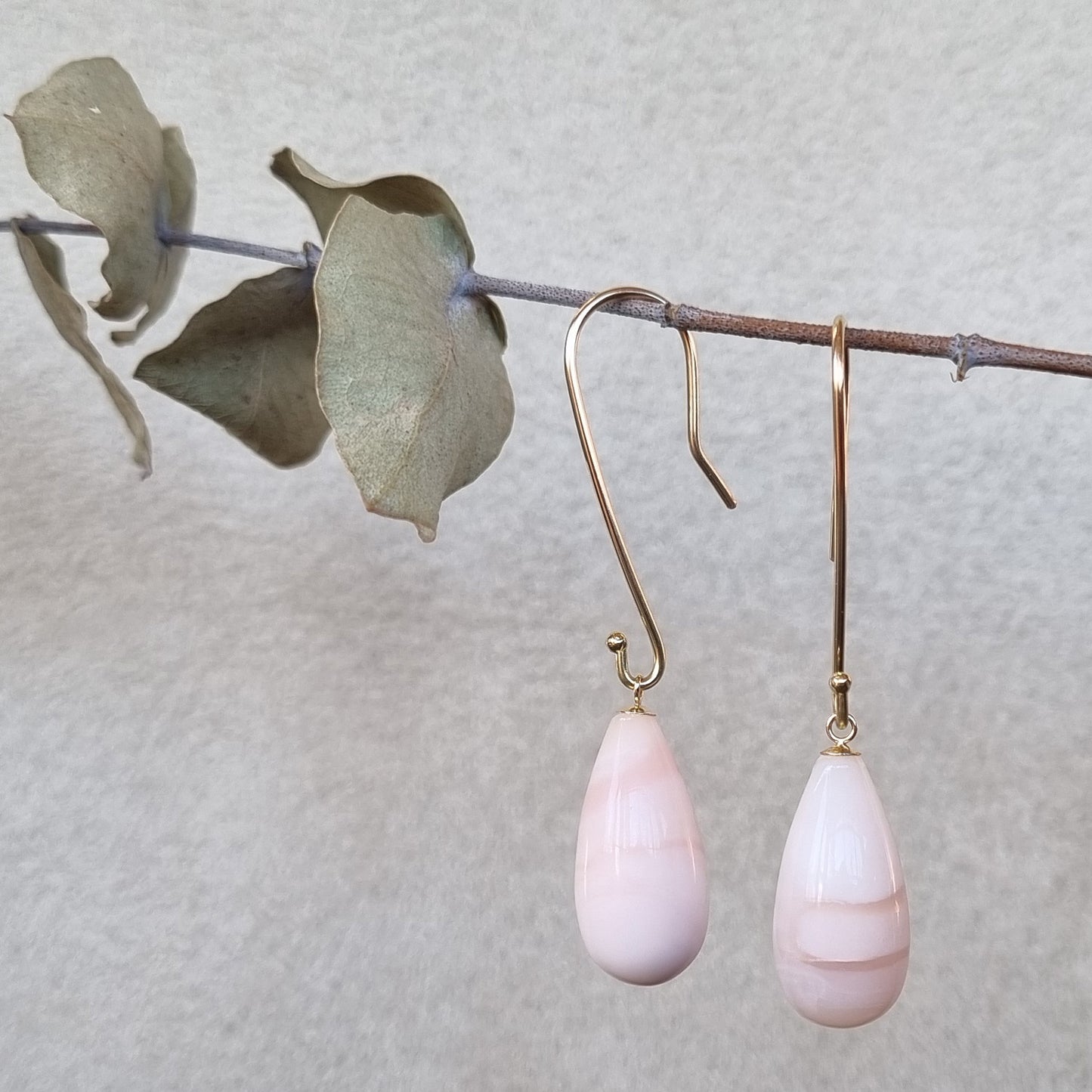 ROSA OPAL HÄNGANDE GULDÖRHÄNGEN