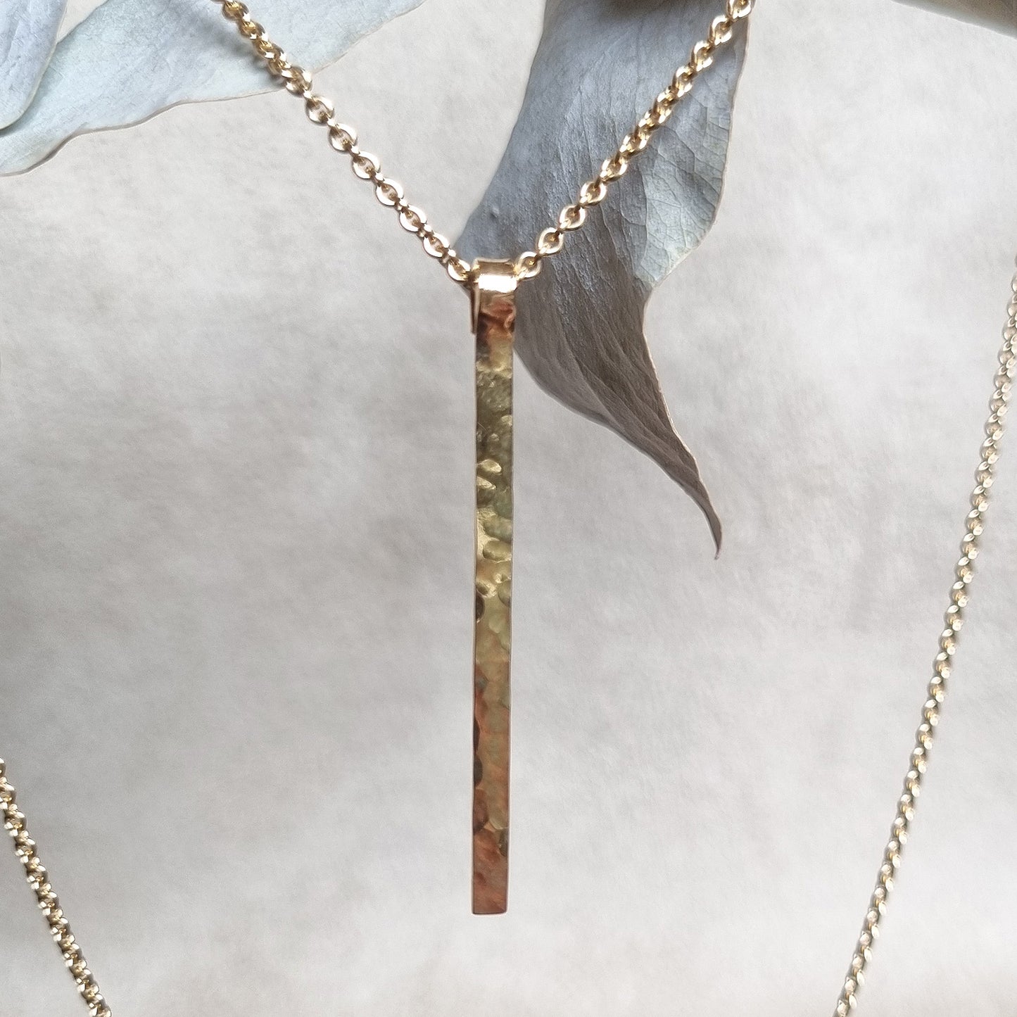 "SERENE" SMALT HAMRAT HÄNGE 18K GULD