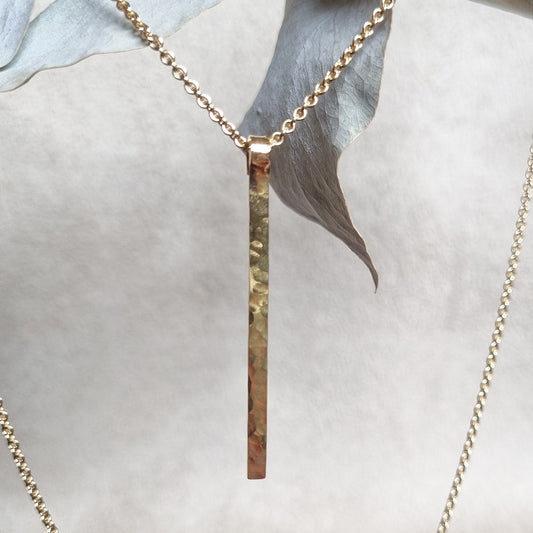 "SERENE" SMALT HAMRAT HÄNGE 18K GULD