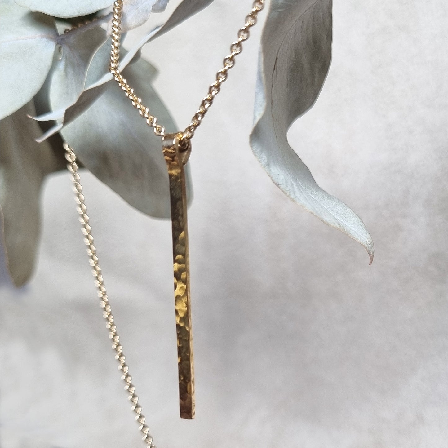 "SERENE" SMALT HAMRAT HÄNGE 18K GULD