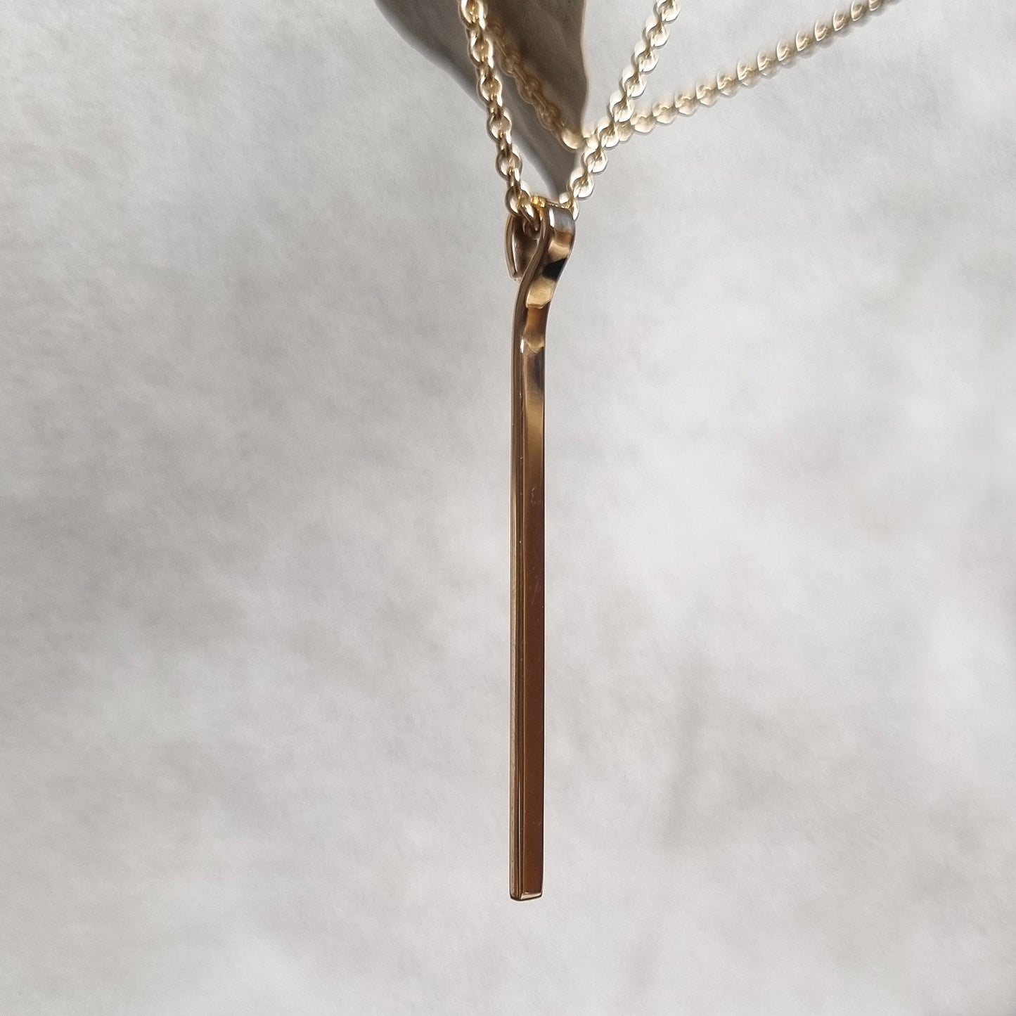 "SERENE" SMALT HÄNGE 18K GULD